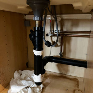 Emergency Plumber in Toronto repairing a burst pipe